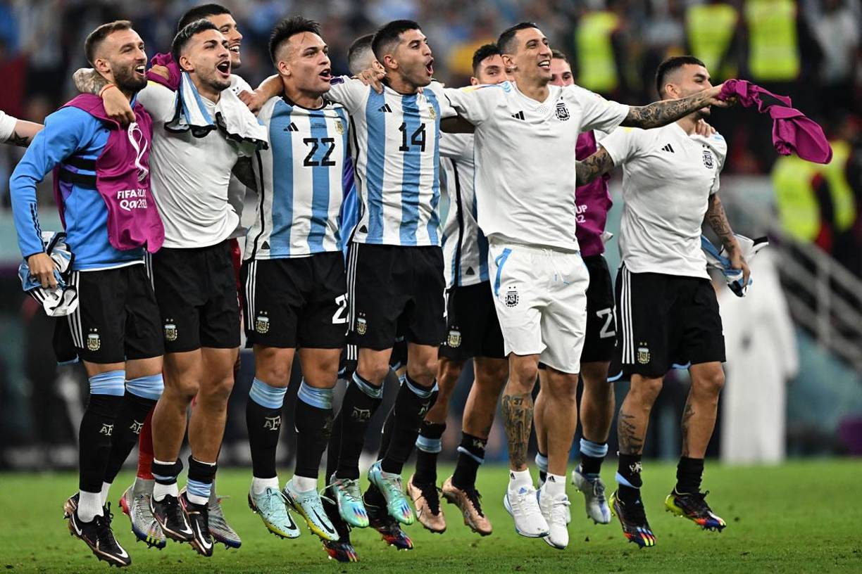 Los jugadores de la Selección Argentina celebrando la victoria y clasificación a cuartos de final del Mundial de Qatar 2022.