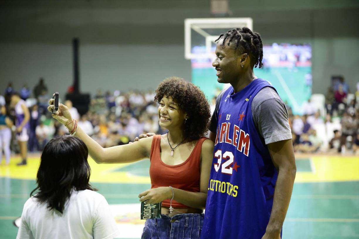 Angie Flores cautivó: Harlem Globetrotters y su gran show en Honduras