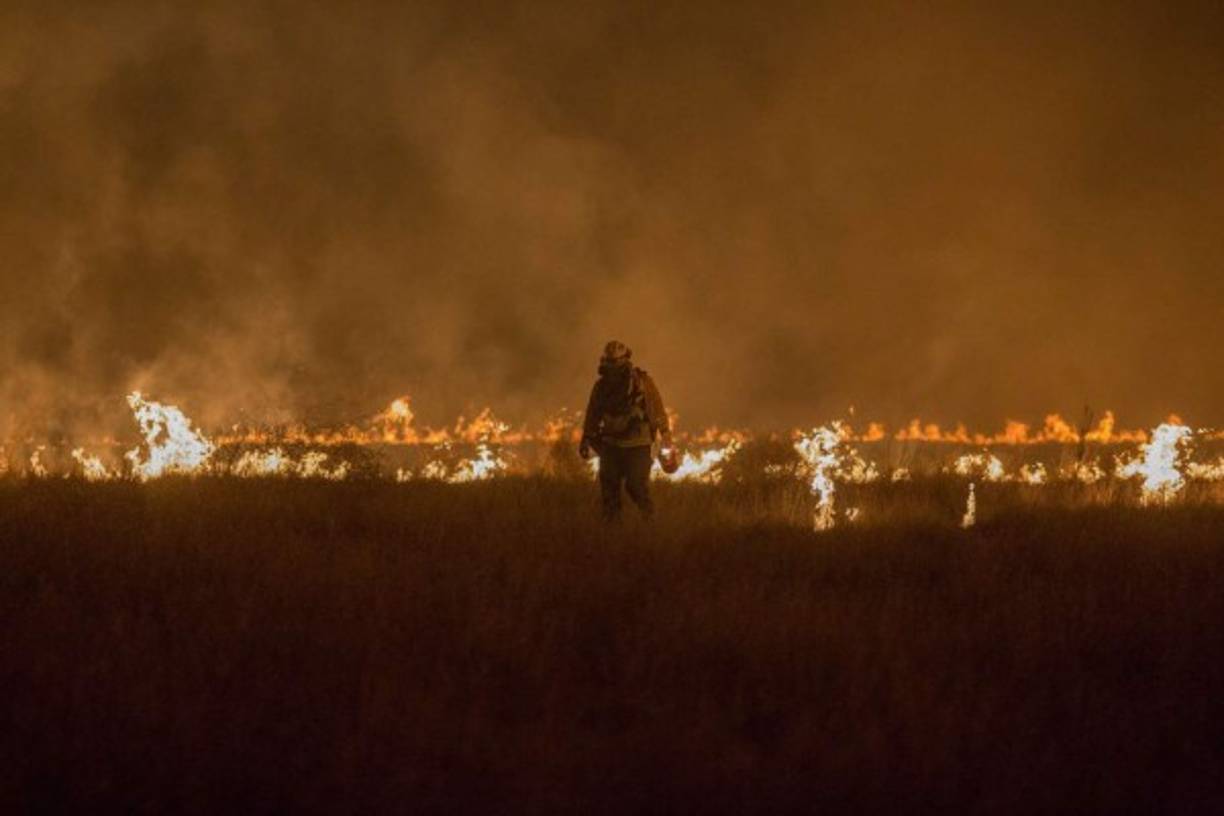 Otro de los condados que más ha sufrido el impacto del fuego 'Thomas' es Ventura, donde sigue activa la 'alerta roja' por la intensidad del viento y los fuegos.<br/>