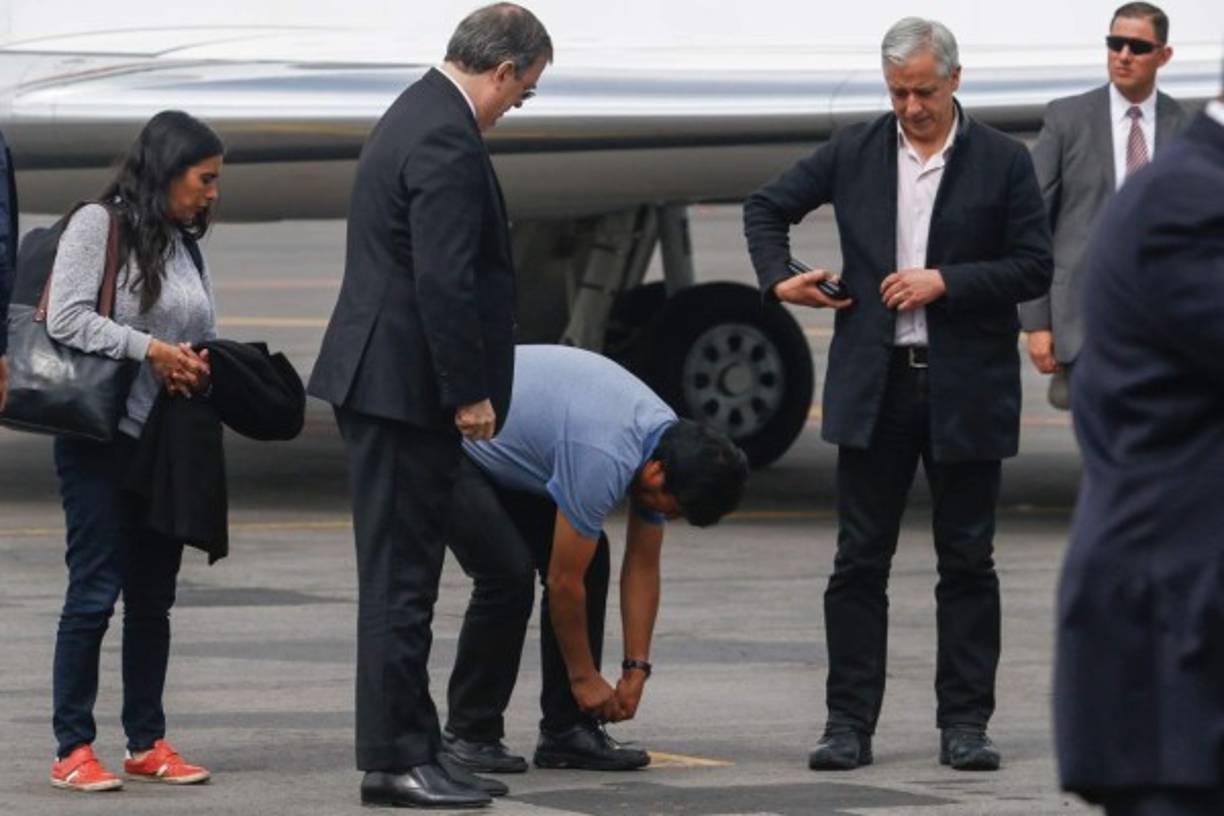 El ex mandatario llegó acompañado por su vicepresidente Álvaro García Linera y su hijo, todos ellos recibirán asilo en México.