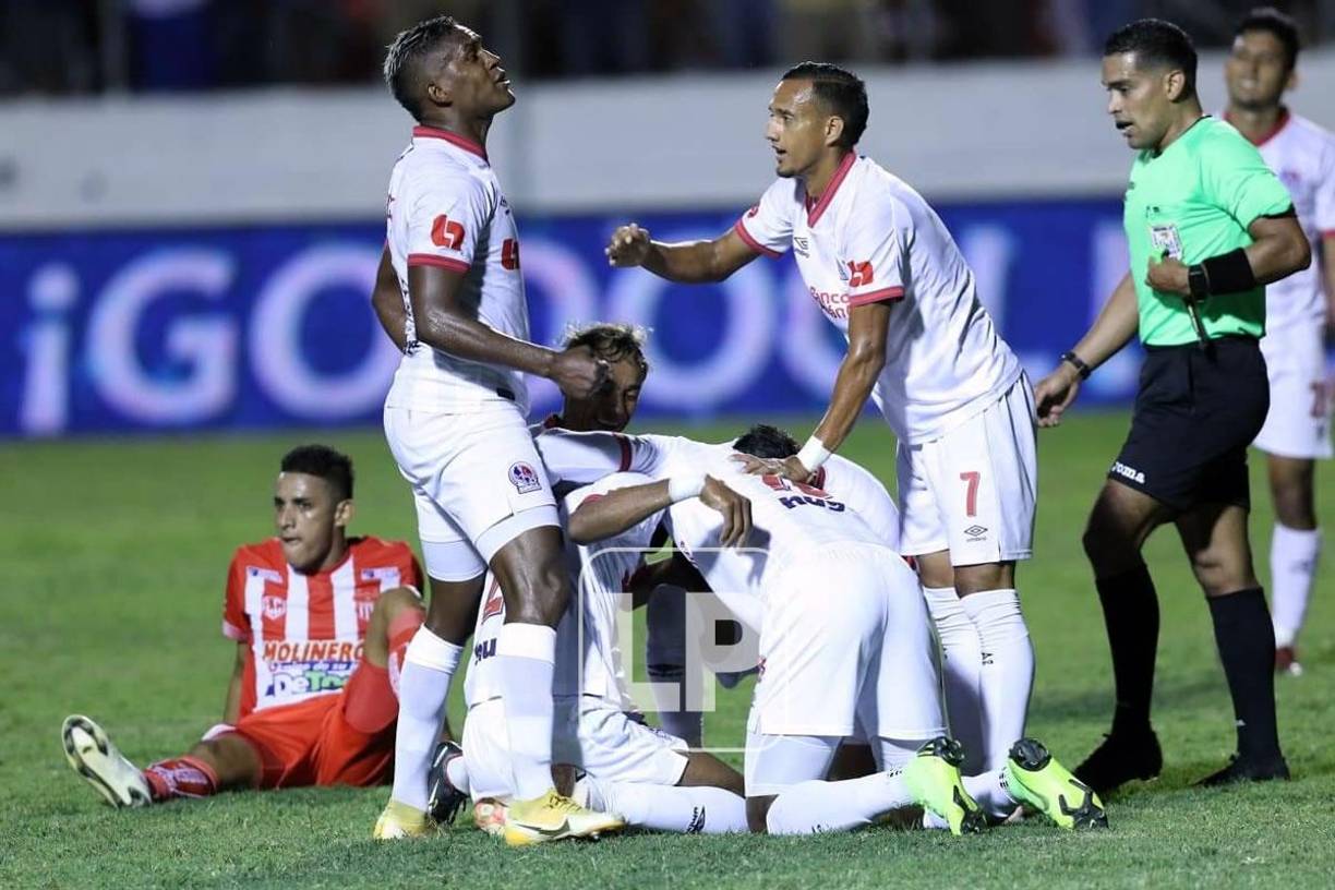 Los jugadores del Olimpia festejan el gol de Jerry Bengtson sobre el final del duelo.