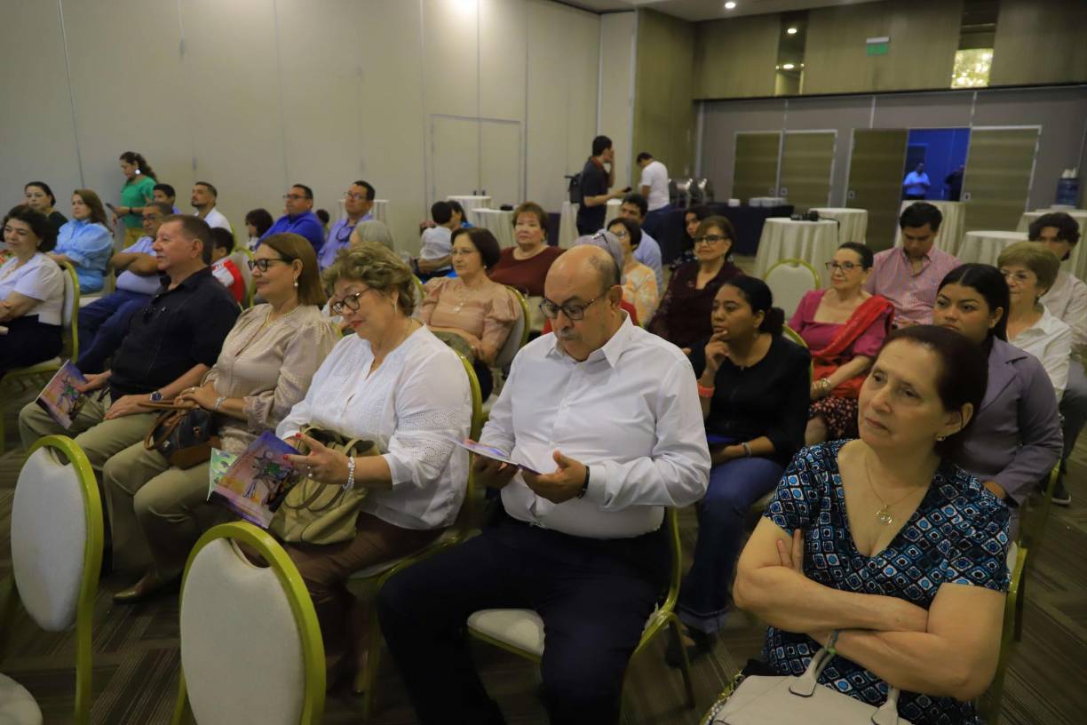 Decenas de personas, entre ellos, familia, amigos y colegas de la autora se hicieron presentes a la presentación. 