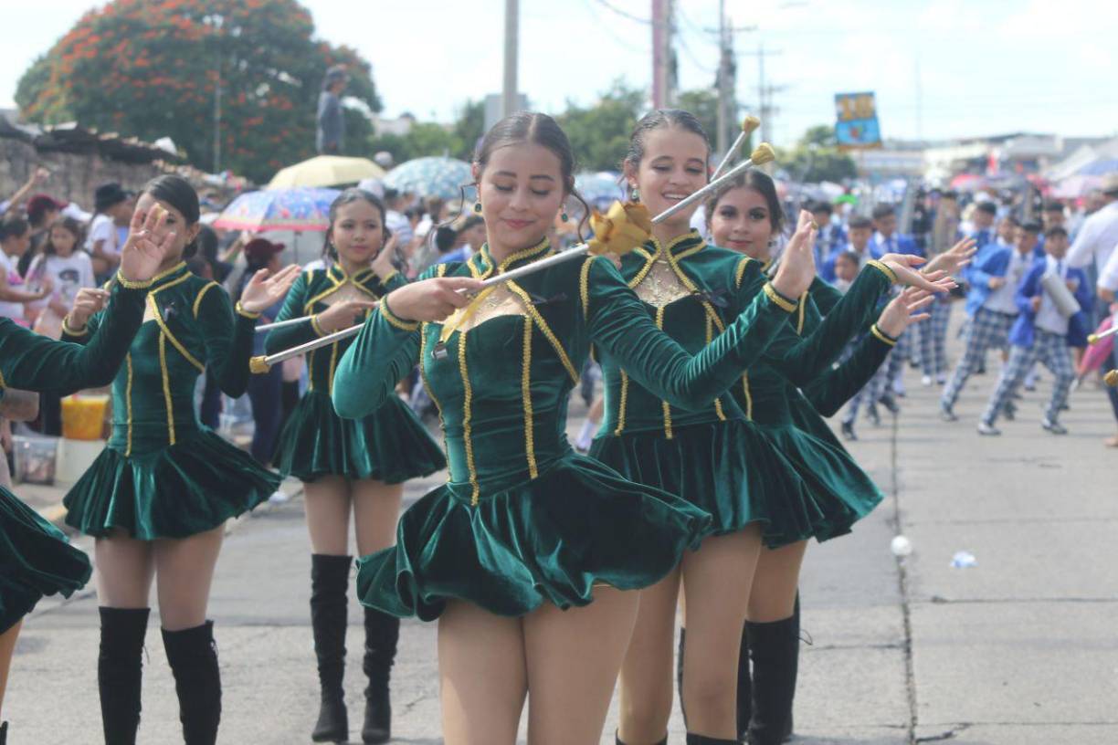 Además, demostró, junto a sus compañeras, su talento durante su presentación coreográfica. 