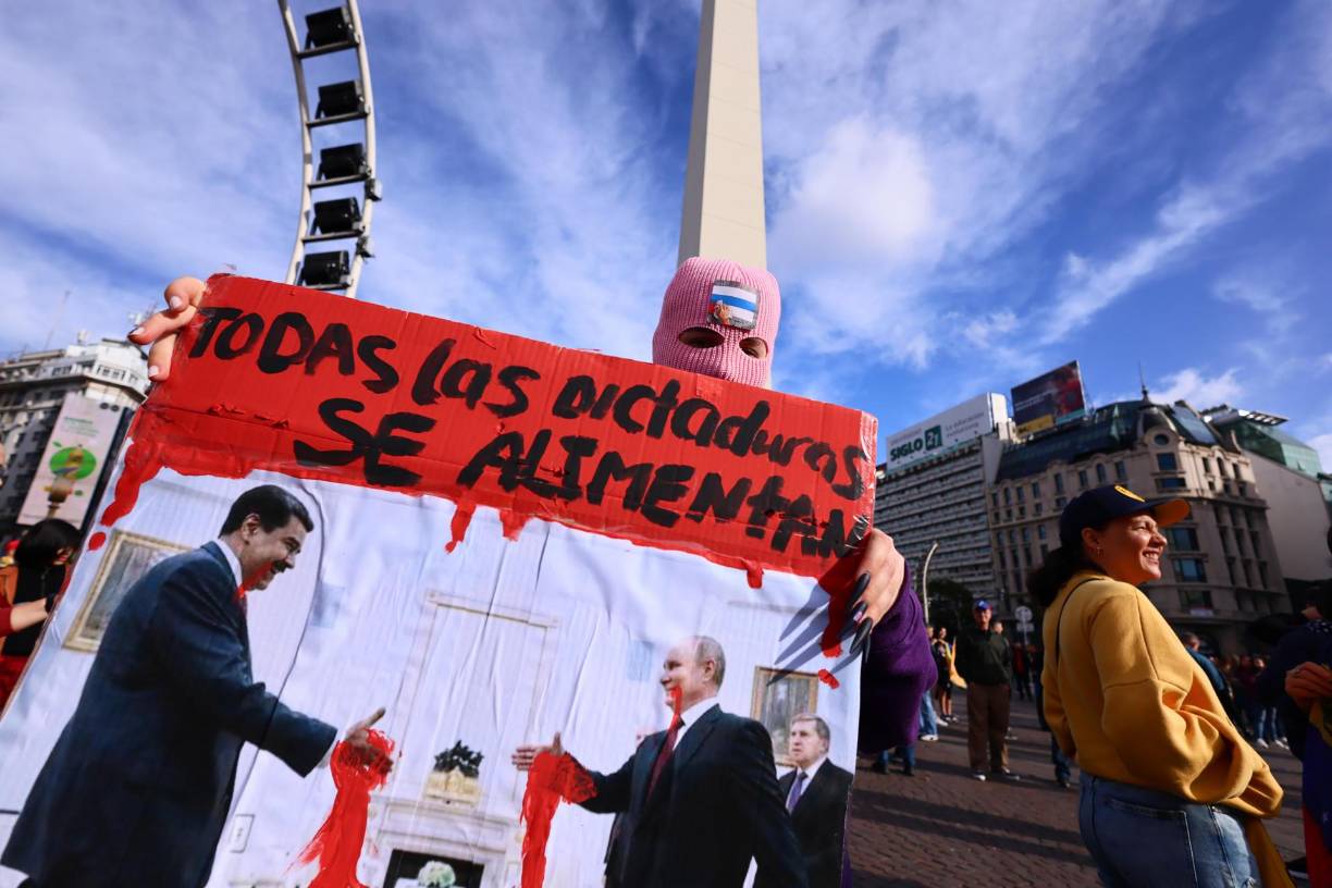  En paralelo, miles de personas salieron este sábado a las calles en Caracas y otros puntos de Venezuela para protestar contra los resultados de las elecciones presidenciales del pasado domingo, convocados por la mayor coalición opositora, la Plataforma Unitaria Democrática (PUD).