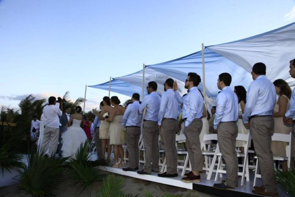 El cortejo formado por amigos de los novios.