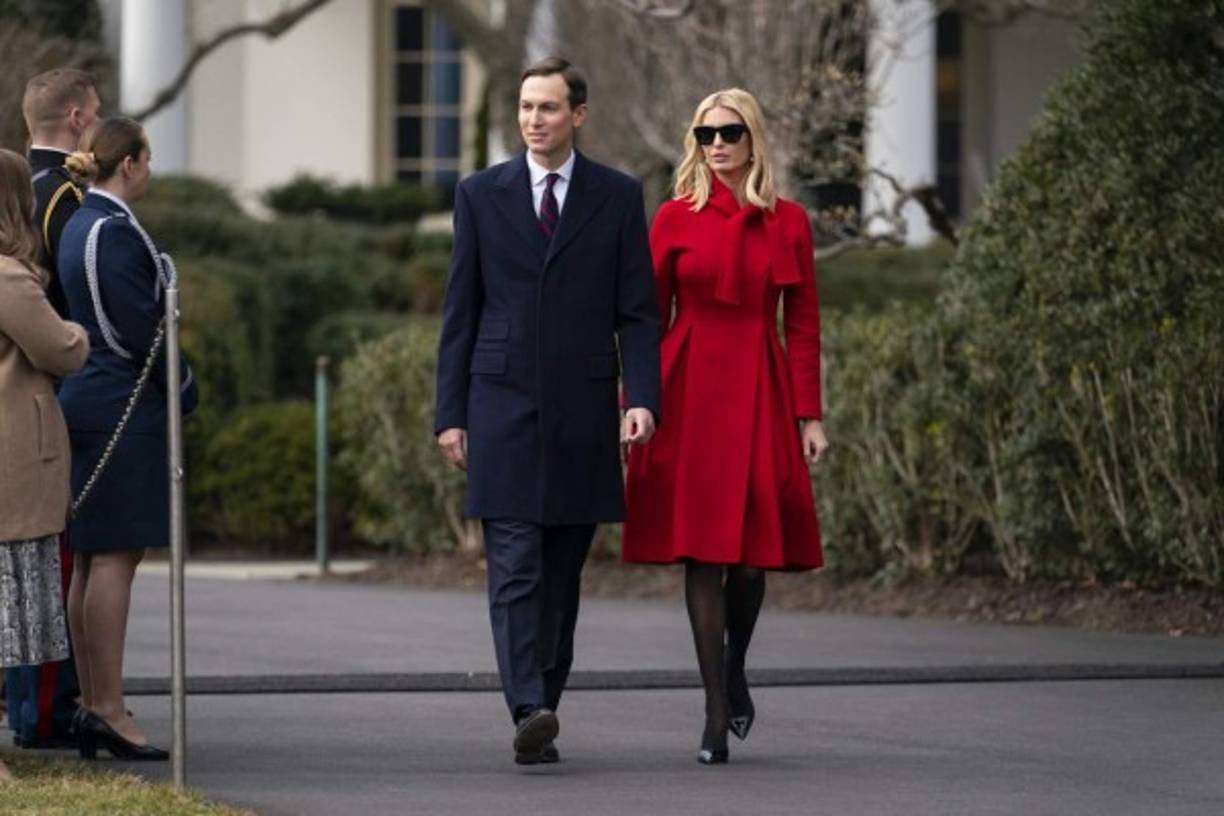 Ivanka Trump, la hija y asesora del presidente de Estados Unidos, Donald Trump, y su marido, Jared Kushner, compraron por 31,8 millones de dólares un terreno de 7.284 metros cuadrados en Indian Creek Village (Miami Beach, EEUU) propiedad del cantante español Julio Iglesias, informaron hoy medios locales.