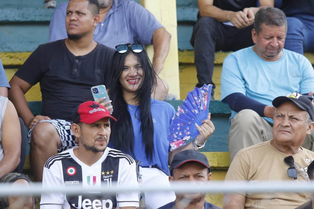 A pesar del clima caluroso, esta hermosa seguidora sonrió a los lentes de nuestro camarógrafo.