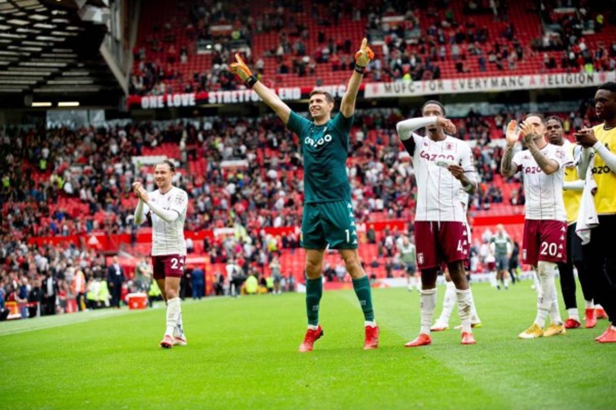 'Dibu' Martínez y sus compañeros celebrando la victoria en Old Trafford.