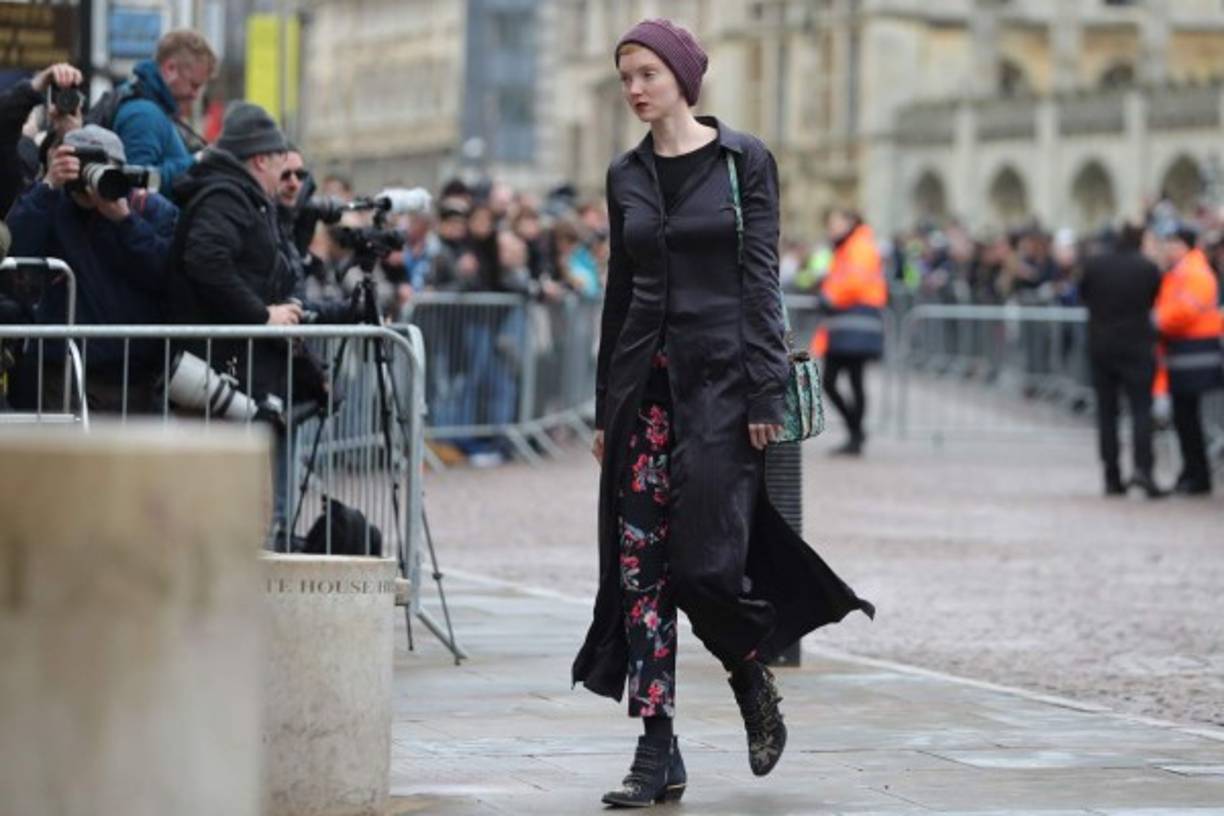 La modelo Lily Cole asistió también al funeral de Hawking.