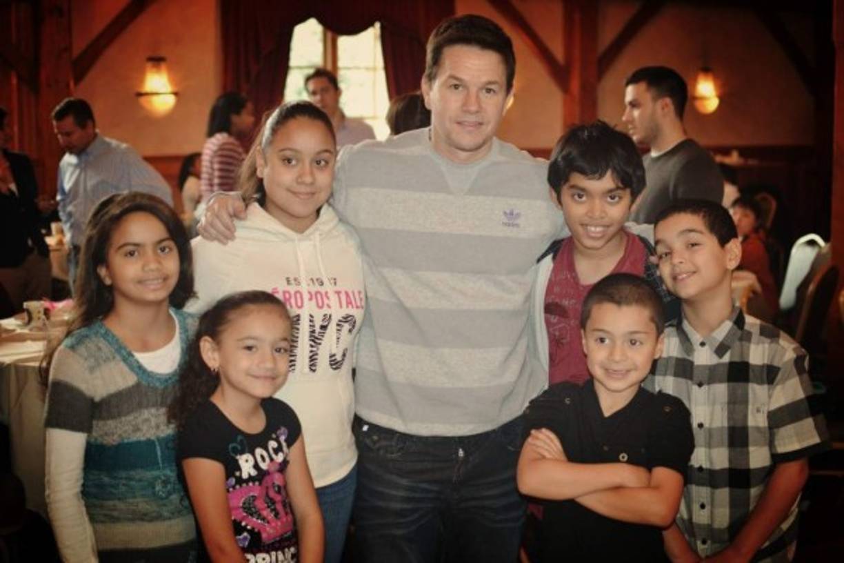 6. Tiene un corazón solidario: En 2001 sentó las bases de la Fundación Mark Wahlberg con la idea de conseguir y distribuir fondos entre la juventud que les permita un futuro.<br/>