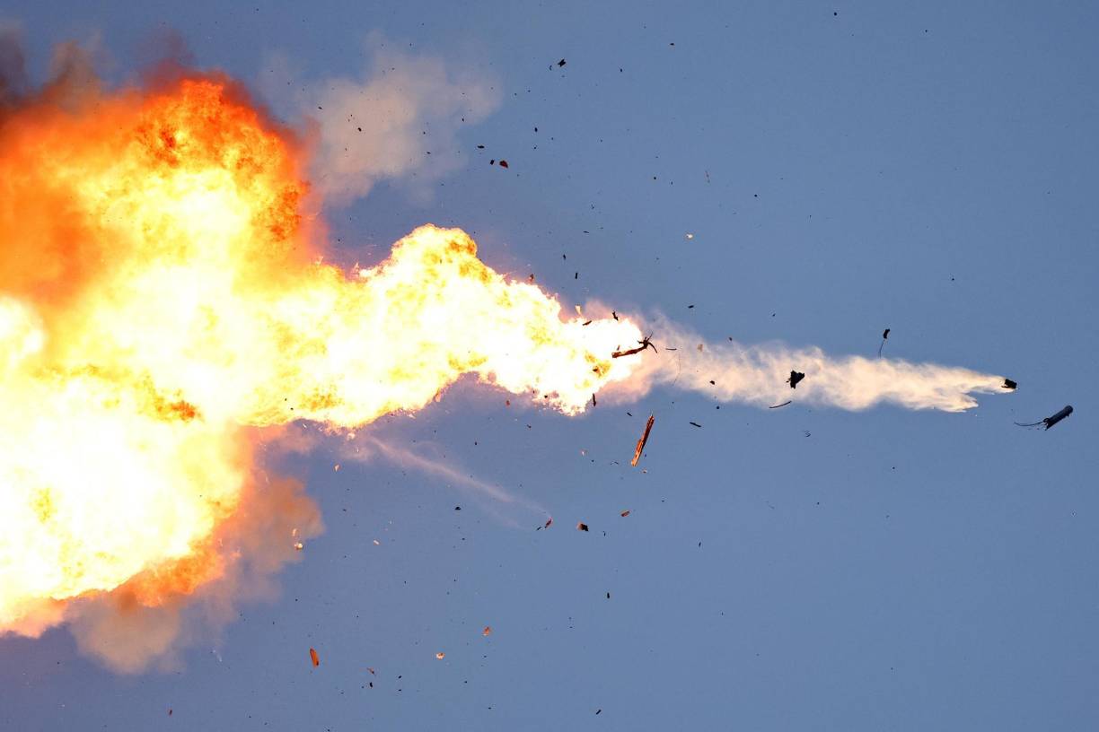 “Identificamos una amplia preparación de Hizbulá para disparar contra el frente interno israelí. Tras una exhaustiva identificación, la Fuerza Aérea israelí y el Comando Norte comenzaron a atacar de forma amplia y proactiva objetivos del grupo para eliminar las amenazas dirigidas a los ciudadanos de Israel”, confirmó el portavoz del Ejército israelí, Daniel Hagari. 