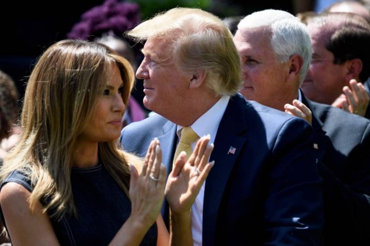 La pareja presidencial se mostró muy cercana durante el evento en el jardín de rosas de la Casa Blanca.