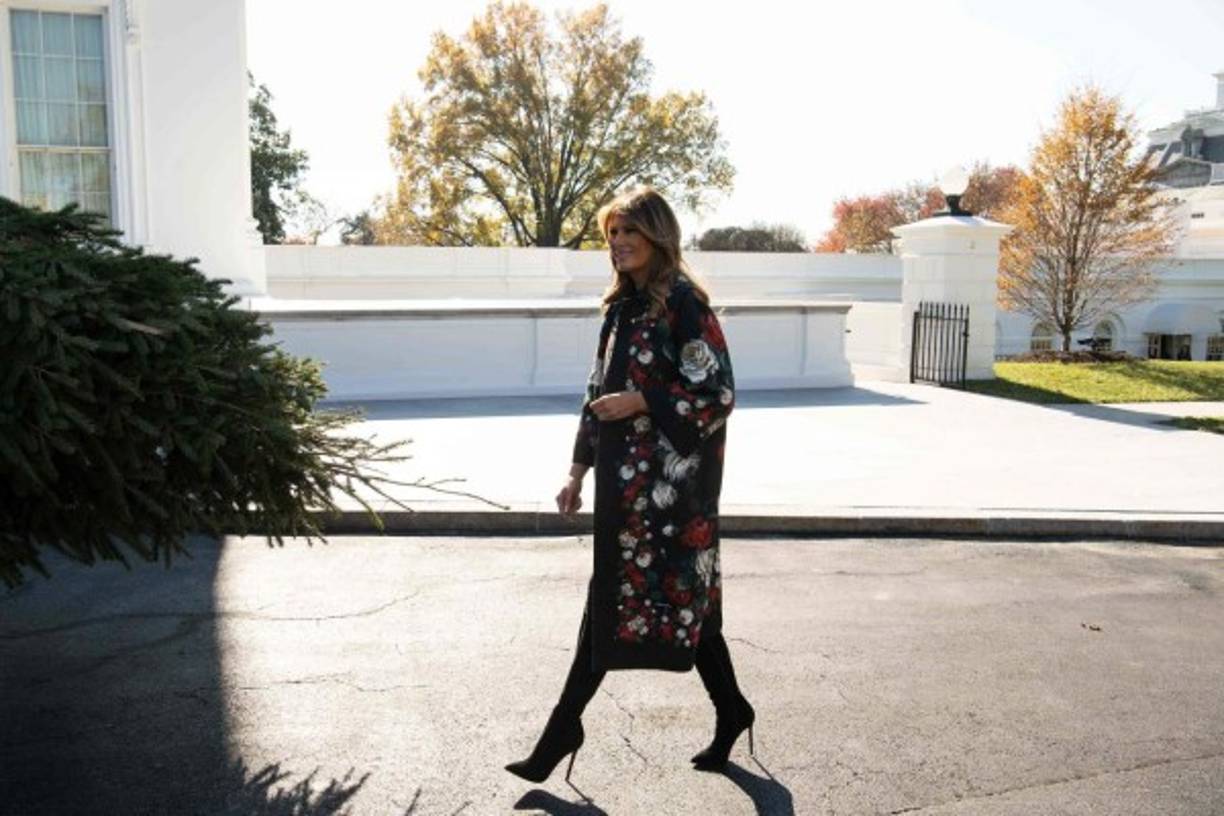 La ex modelo de 49 años de edad complementó su atuendo con unas botas negras de Christian Louboutin.