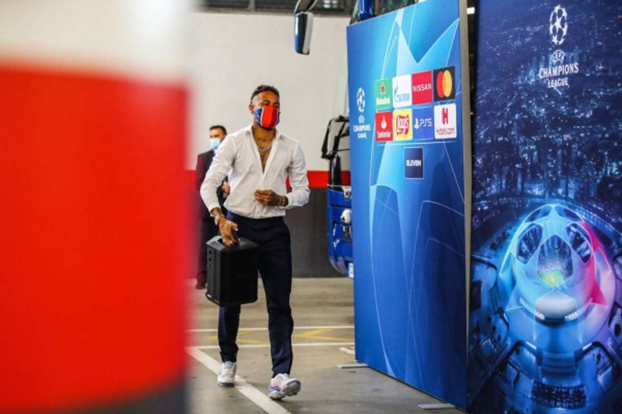 El llamativo look con el que apareció Neymar en el estadio Da Luz previo al partido.