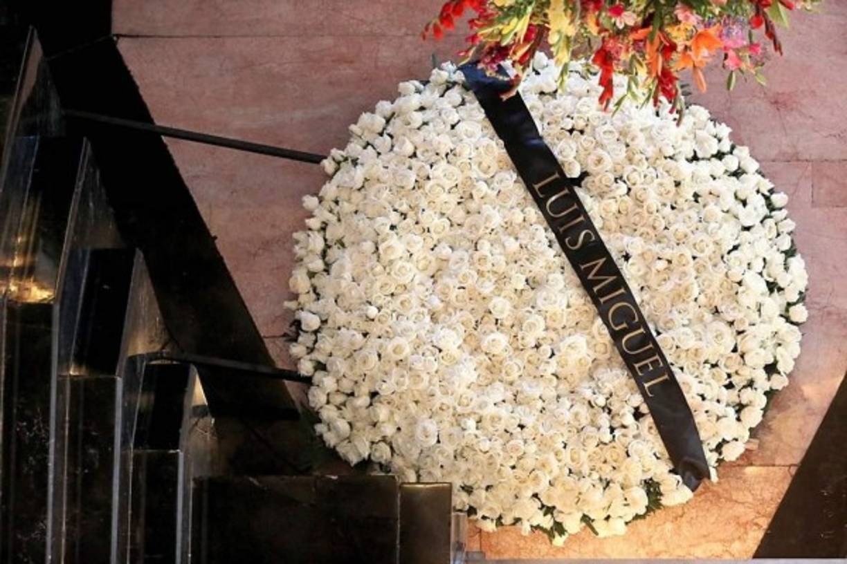 Luis Miguel envió 500 rosas blancas para Juan Gabriel.