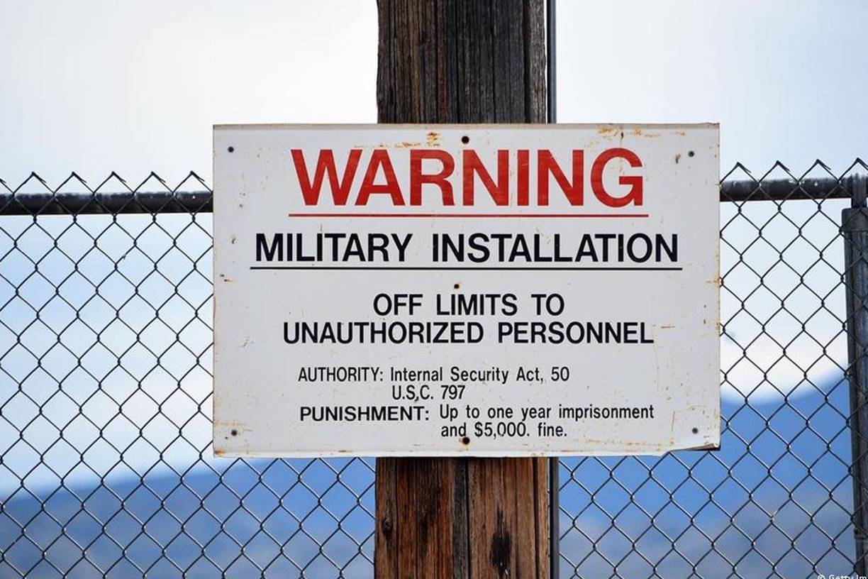 Una vez aceptada la existencia de estos fenómenos aéreos, que según el Pentágono se han avistado hasta en 650 ocasiones en lo que va de año, las posturas se dividen entre la hipótesis extraterrestre y quienes sostienen que se trata de aeronaves, globos o radares de los servicios de inteligencia de potencias como China o Rusia.