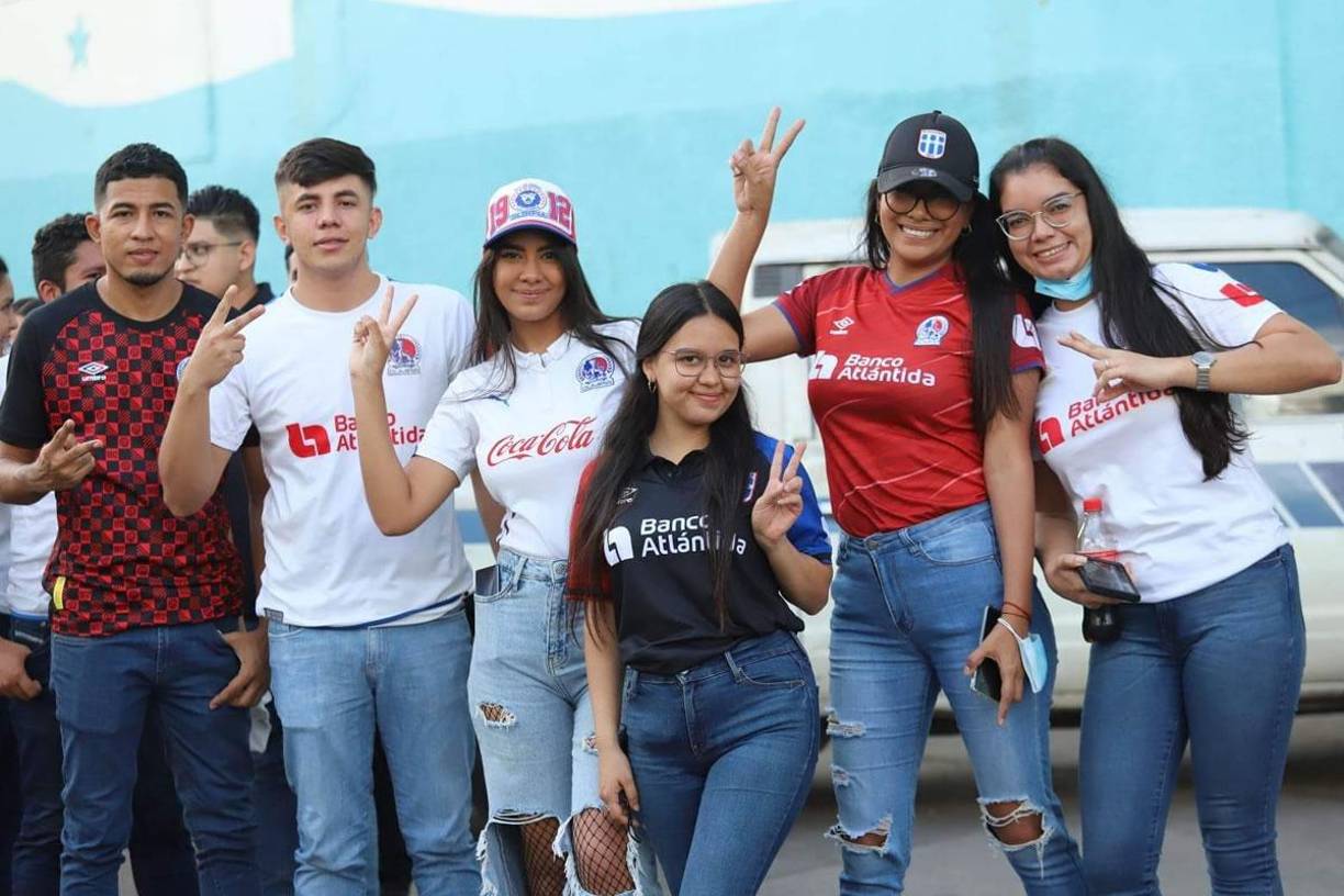 Los seguidores del Olimpia se dieron cita en el estadio Nacional Chelato Uclés para apoyar a su equipo en este vital partido.