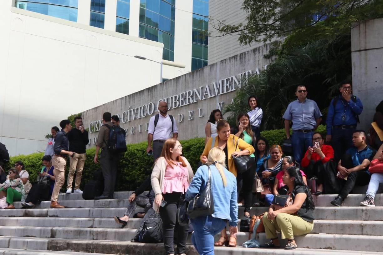 Mientras que la Secretaria de Finanzas (Sefin), anunció la suspensión temporal de incremento de tarifas al servicio de estacionamiento del CCG”. 