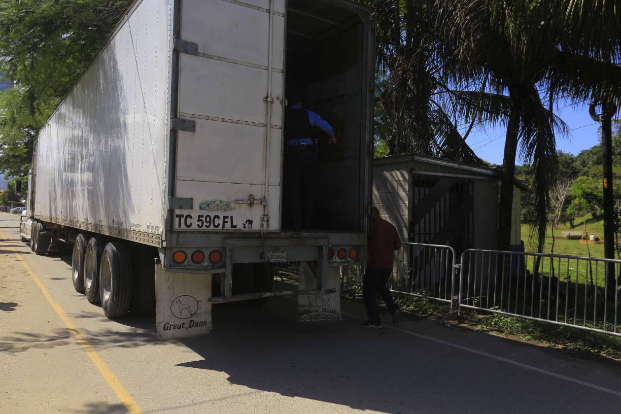 Oficiales realizan controles dentro de un contenedor en el punto fronterizo de Corinto. 