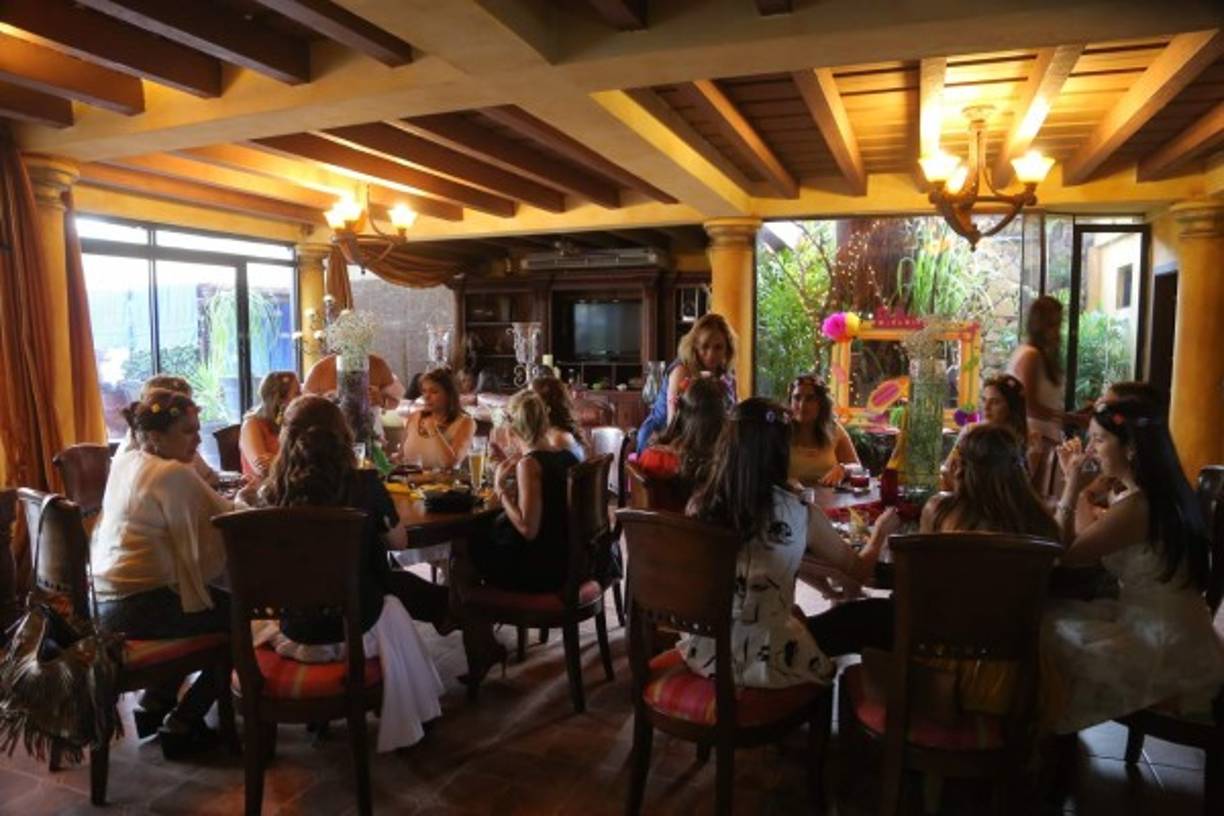 El salón de fiestas acogió a las invitadas.