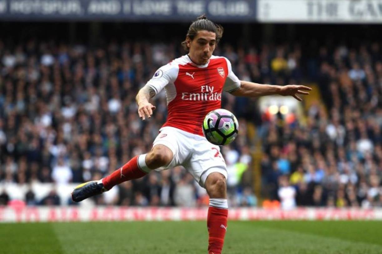 Héctor Bellerín: El lateral español del Arsenal es un jugador que quiere el Barcelona y además han señalado que Messi lo ha pedido. El jugador se desempeña como lateral por la banda derecha.