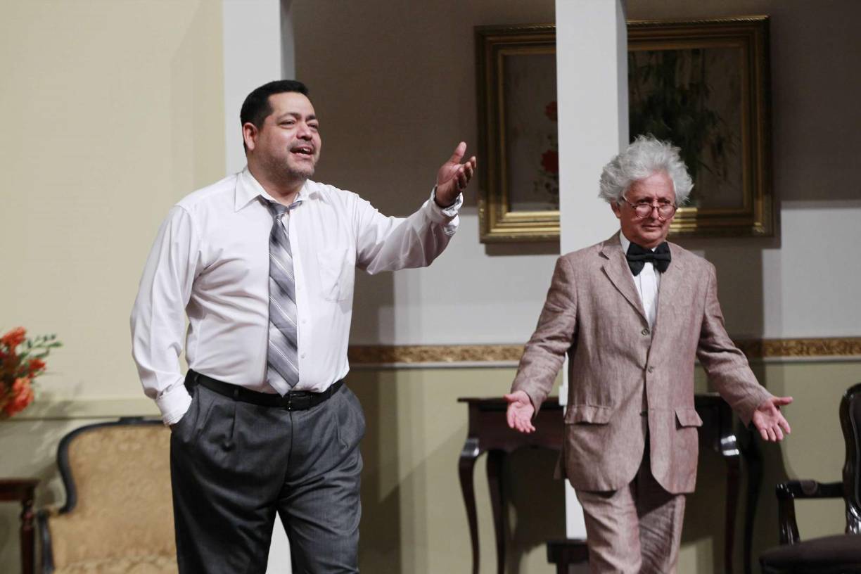 El Secretario de Estado junto al genio, dos personajes principales de la obra. 