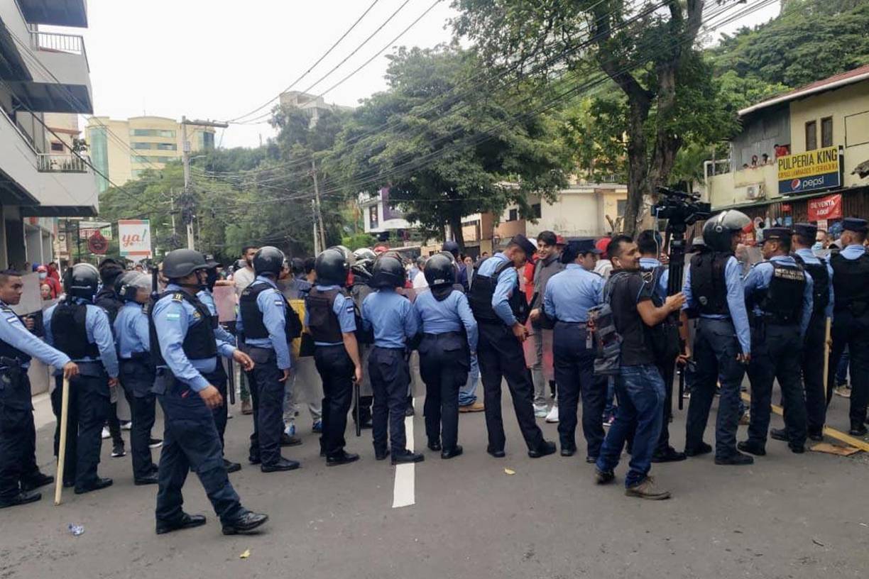  Simpatizantes y opositores del Gobierno de Honduras se enfrentaron este miércoles tras la designación del nuevo fiscal general del Estado y fiscal general adjunto, entre denuncias de la oposición y otros sectores que afirman una presunta ilegalidad, sin que la refriega haya dejado heridos.