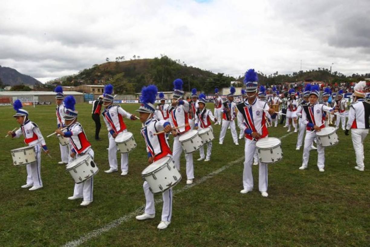 Real Madrid's Argentinian coach Santiago Solari (L) gestures as Real Madrid's Spanish midfielder Lucas Vazquez (R) walks past during the Spanish King's Cup football match between UD Melilla and Real Madrid CF at the Alvarez Claro municipal stadium in the autonomous city of Melilla on October 31, 2018. (Photo by JORGE GUERRERO / AFP)
