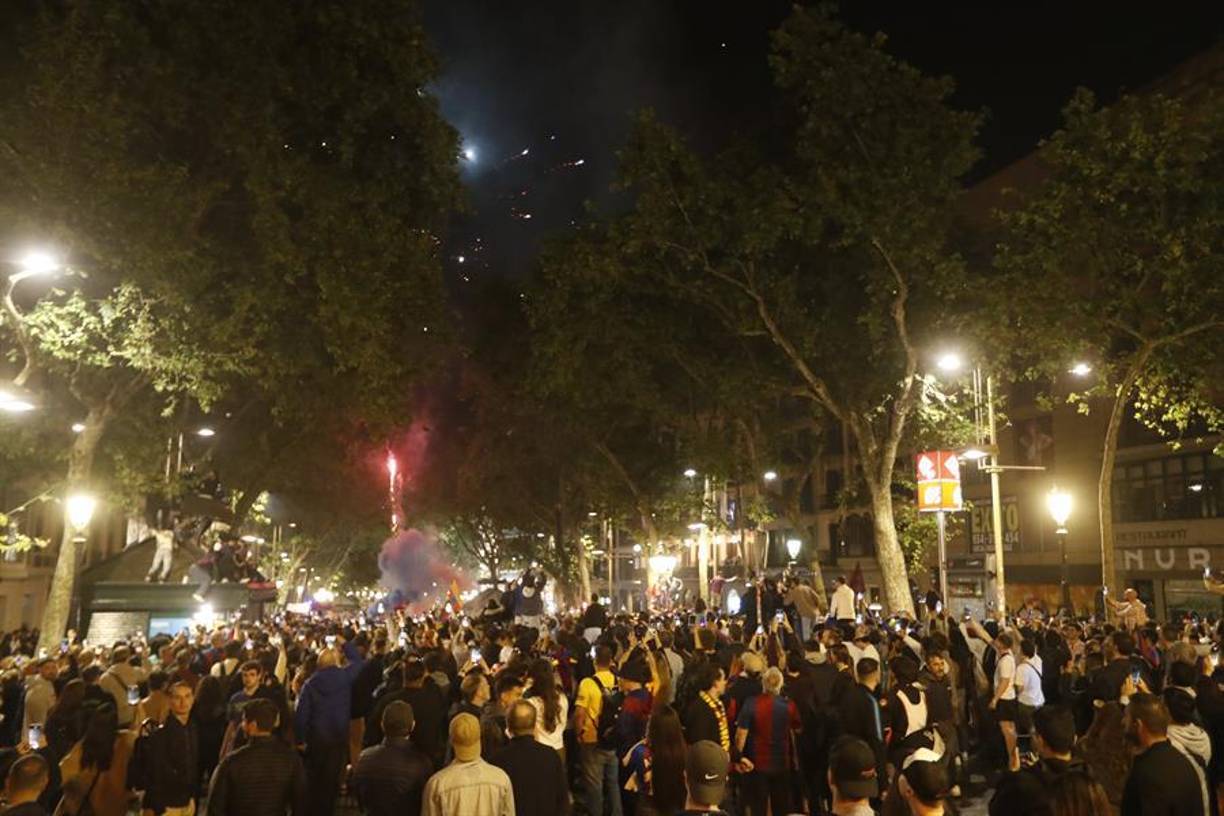 Unos 2.000 hinchas, según la Guardia Urbana, se han acercado a la Fuente de Canaletas, tradicional punto de encuentro de las victorias del Barcelona, para celebrar LaLiga.