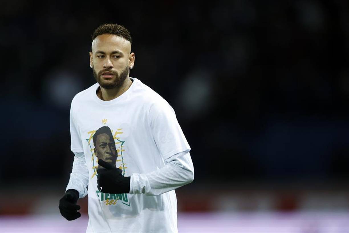 Neymar se preparaba para jugar su duelo con el PSG ante el Rangers y antes de ello utilizó la playera muy especial a la leyenda de su paìs.