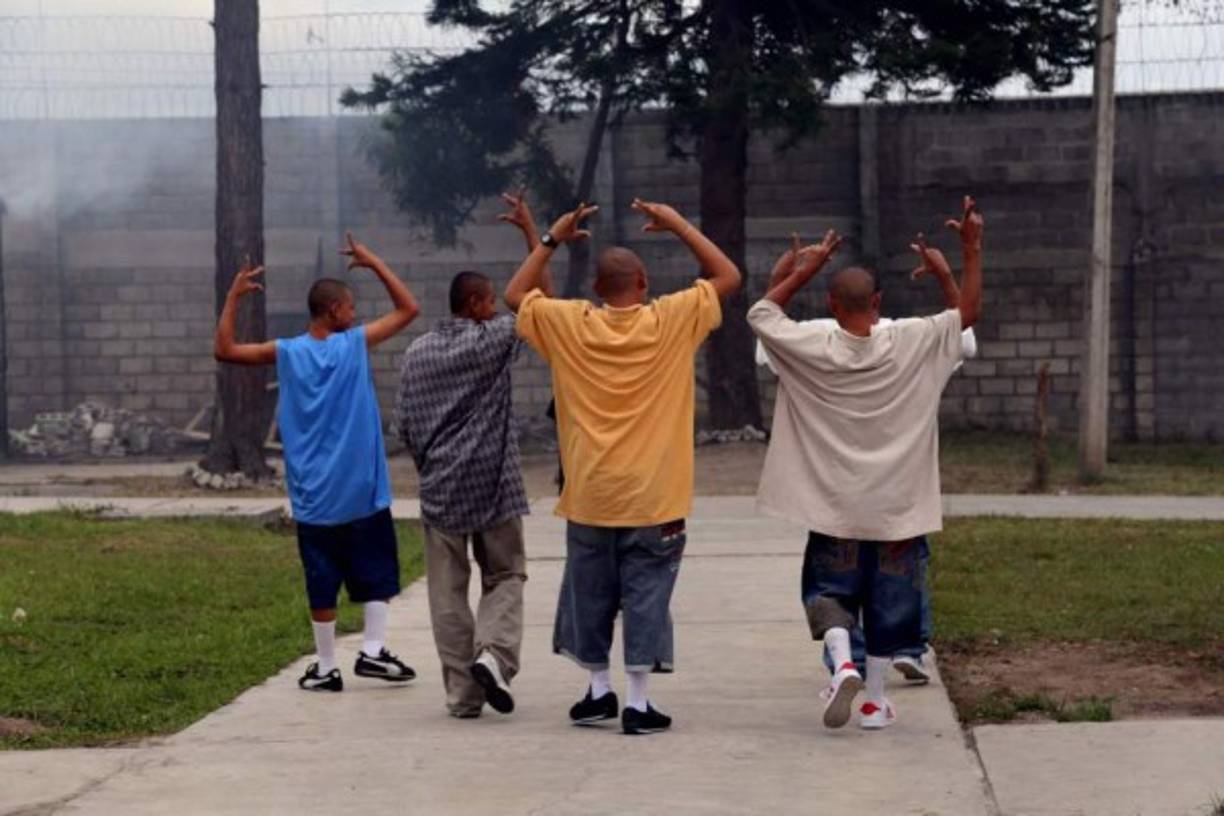 Como pequeños albergues para planificar delitos son considerados los centros de rehabilitación de menores del país, los que se han vuelto ingobernables para las autoridades por la vasta presencia de miembros de pandillas. Mientras se desarrolla un intenso debate sobre la edad punible en Honduras, la noche del martes 10 menores miembros de la mara 18 se fugaron del centro de rehabilitación Renaciendo en el valle de Támara. Hasta ahora se desconoce su paradero, aunque las autoridades ya trabajan en su captura. “Ahora toca el turno a estos centros de menores. Vamos a darles oportunidades y espacios que ahora no tienen. Lo de la edad punible es un proceso largo que hay que llevar en paralelo”, manifestó a LA PRENSA el presidente Juan Orlando Hernández.