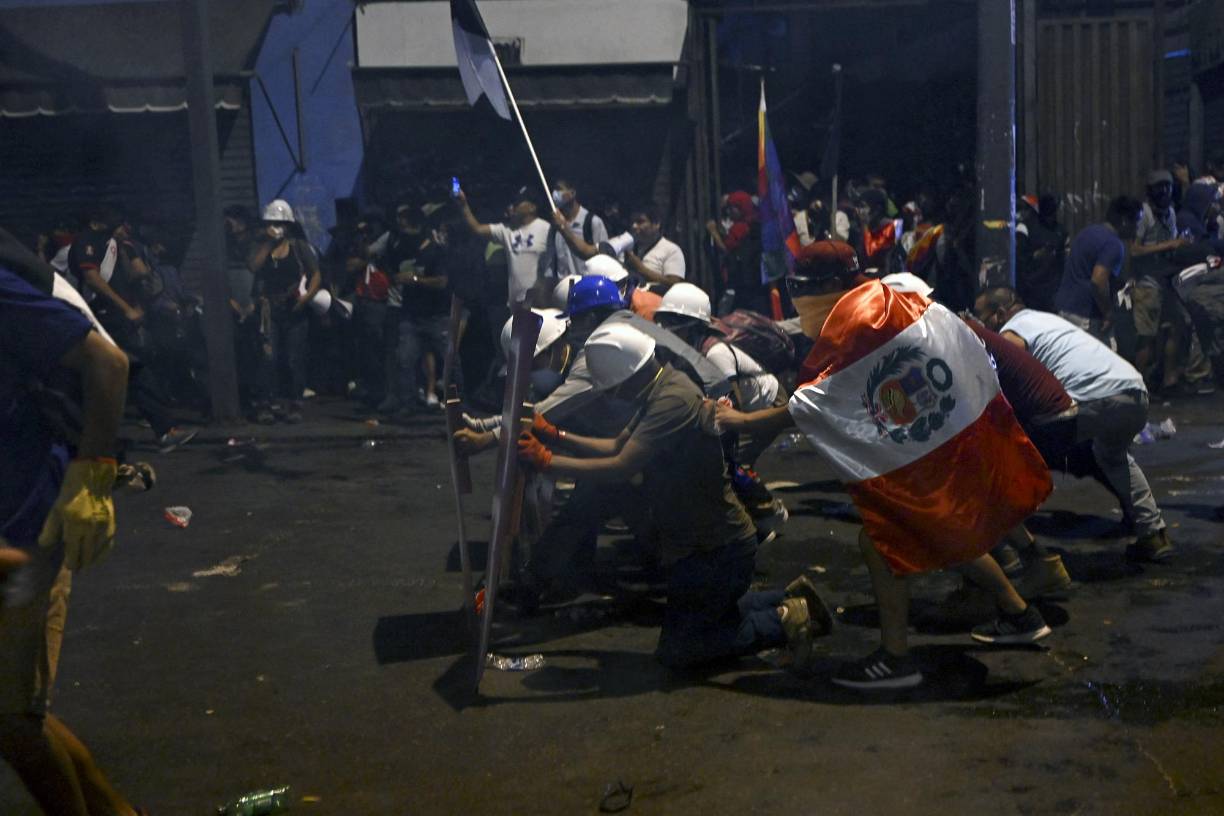 Dos personas murieron este fin de semana en las protestas antigubernamentales en la localidad peruana de Virú, en la región norteña de La Libertad, confirmaron fuentes policiales, lo que eleva a 62 los fallecidos desde que comenzaron en diciembre las manifestaciones que piden la renuncia de la presidenta Dina Boluarte y el cierre del Congreso.