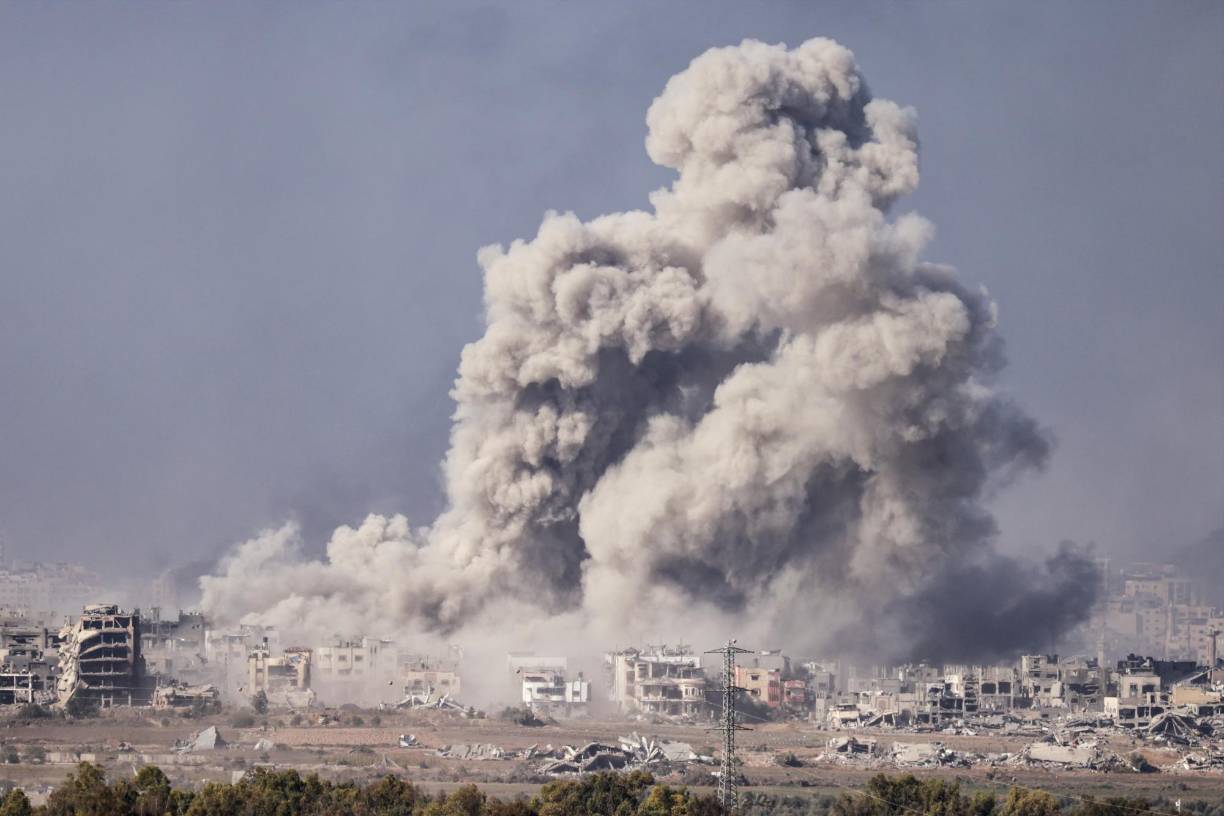 Determinado a “aniquilar” a Hamás, una organización considerada como “terrorista” por Israel, Estados Unidos y la Unión Europea, el ejército israelí responde con bombardeos masivos y ordena a los civiles huir al sur del enclave. El 27 de octubre, sus tropas inician una operación terrestre en el norte de la Franja de Gaza.