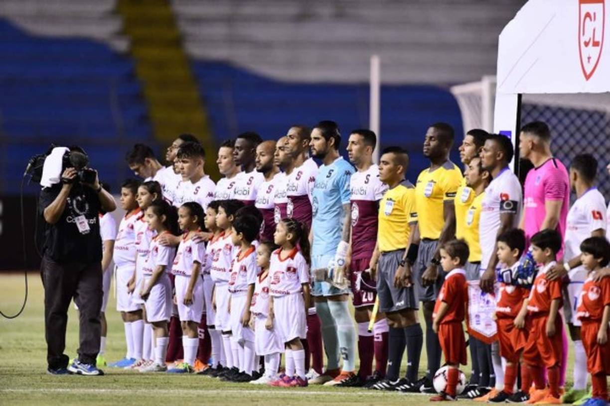 Los equipos de Olimpia y Saprissa en los actos protocolares previo al inicio del partido. Foto Yoseph Amaya