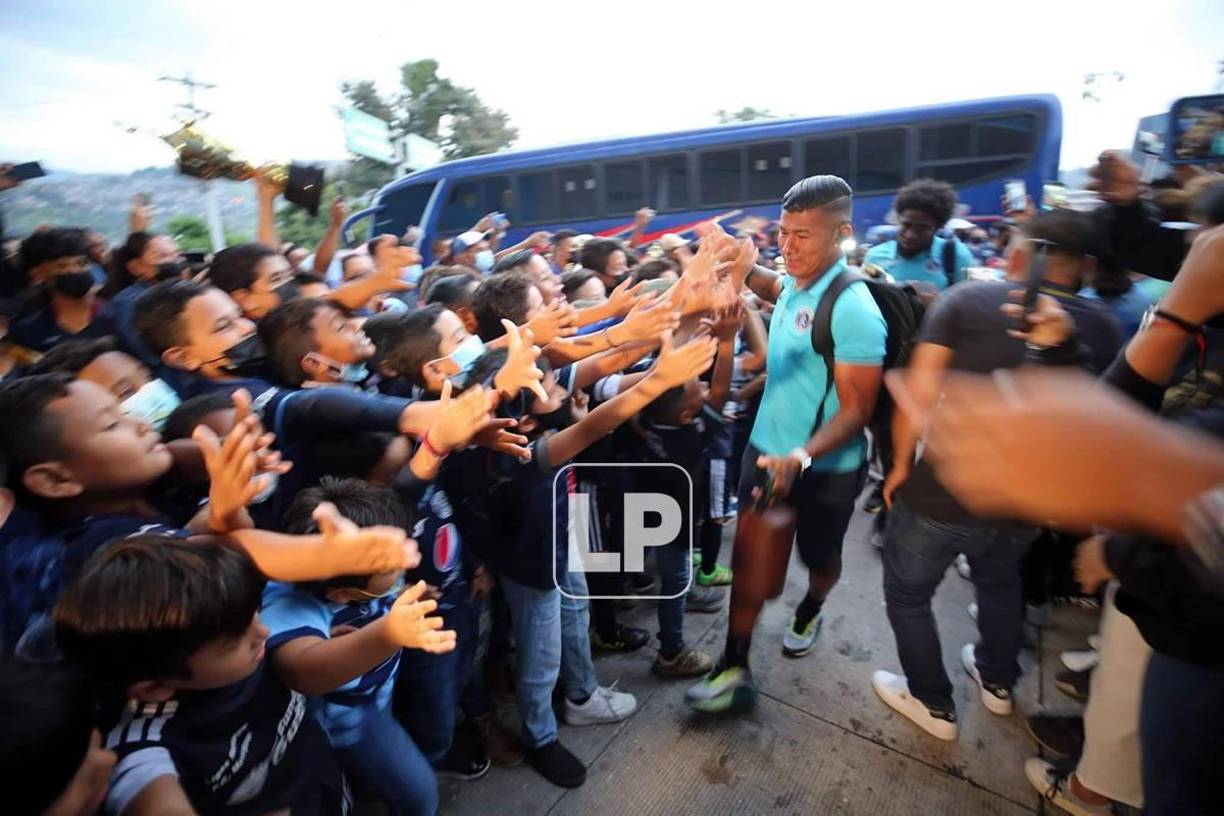 Niños de las ligas menores del club motagüense hicieron un pasillo para recibir a los jugadores del primer equipo antes del juego ante Real España.