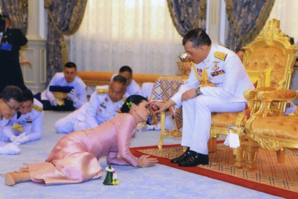 Los testigos de la boda fueron la princesa Sirindhorn, hermana del monarca, y el presidente del Consejo Real, Prem Tinunlasonda. 'Su Majestad y la general Suthida Vajiralongkorn na Ayutthaya están casados oficialmente según la ley y la tradición', reza el anuncio oficial publicado en la Gaceta Real, el boletín oficial de Tailandia.