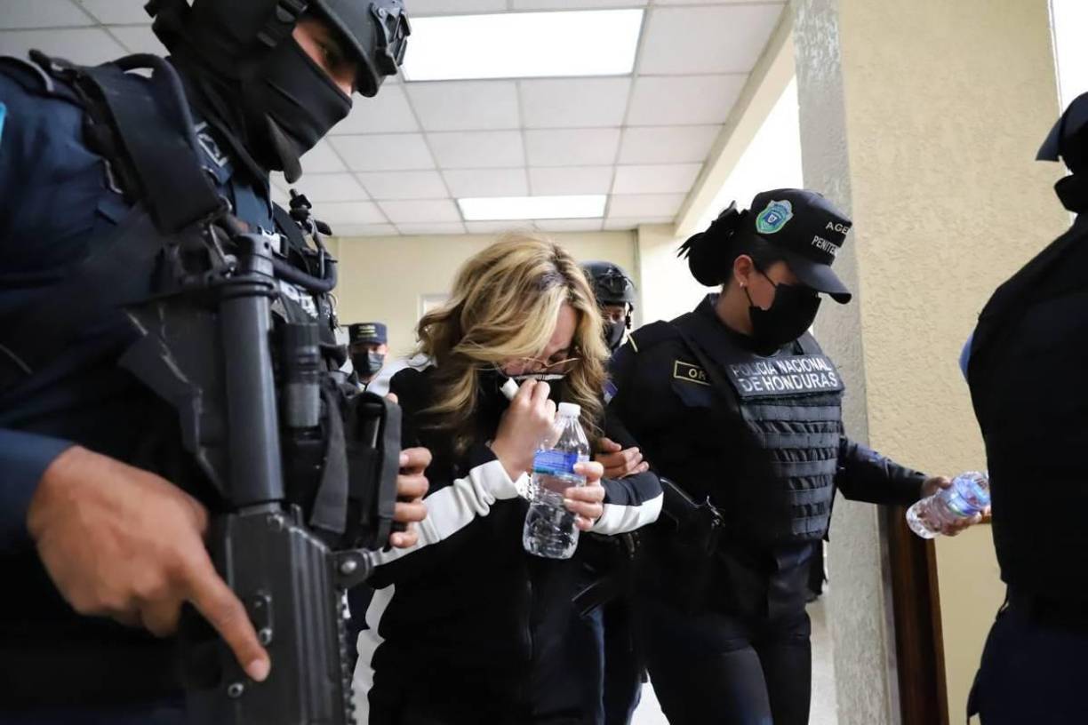 Mendoza se hizo viral en redes sociales porque después de su captura se filtró un vídeo en cual aparecía subida en el techo de un vehículo repartiendo lempiras en billetes de alta denominación a una multitud de personas.