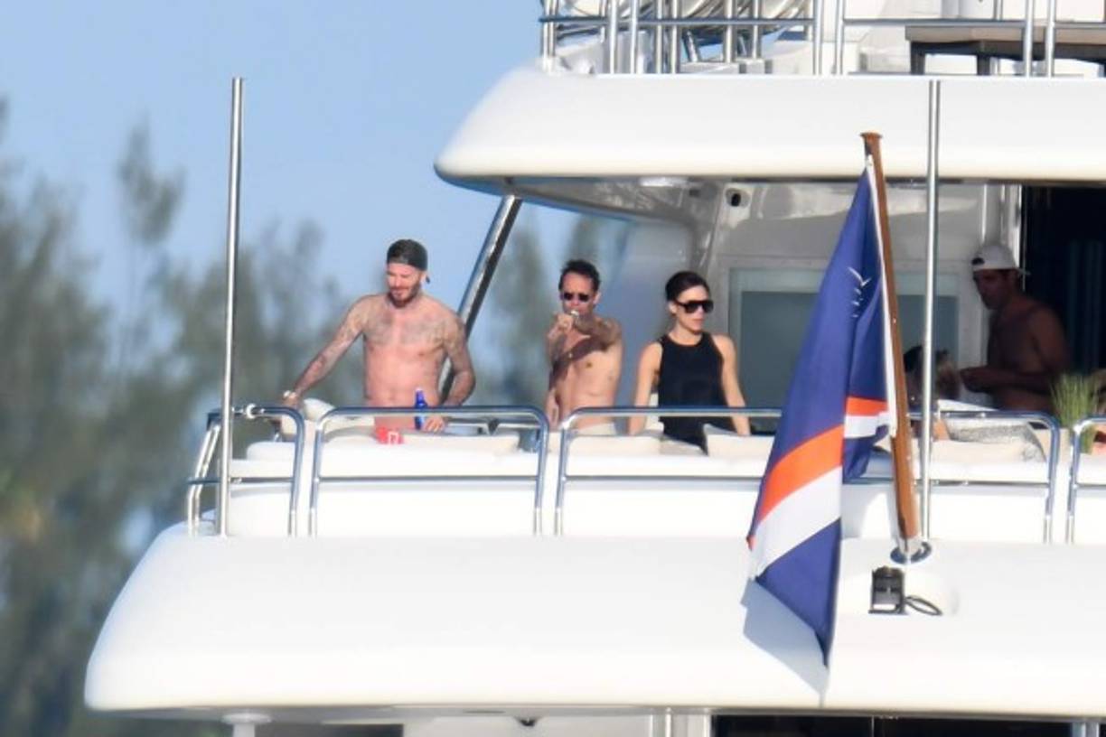 Una foto tomada por paparazzis terminó ubicando a Marc y Shannon en el mismo yate, donde pasaron el fin de semana con el matrimonio de los Beckham.<br/><br/>En esta primera foto Anthony (c) aparece junto al exfutbolista del Manchester United y su esposa, la diseñadora Victoria Beckham.<br/>