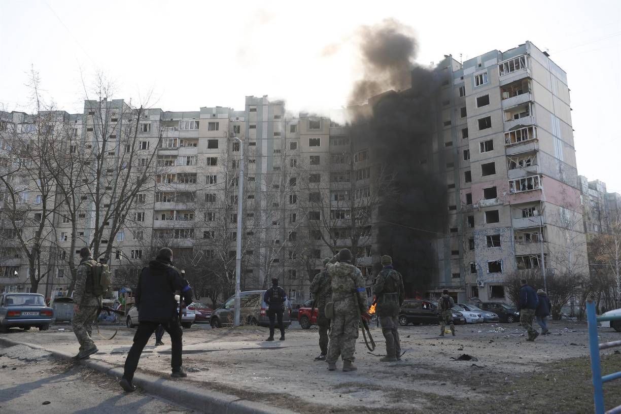 Los ataques no han cesado tampoco en Kiev, la capital, en Mikolaiv y en Járkov, la segunda ciudad del país, en el noroeste, donde al menos 500 personas han muerto desde el inicio de la guerra, según cifras oficiales ucranianas.