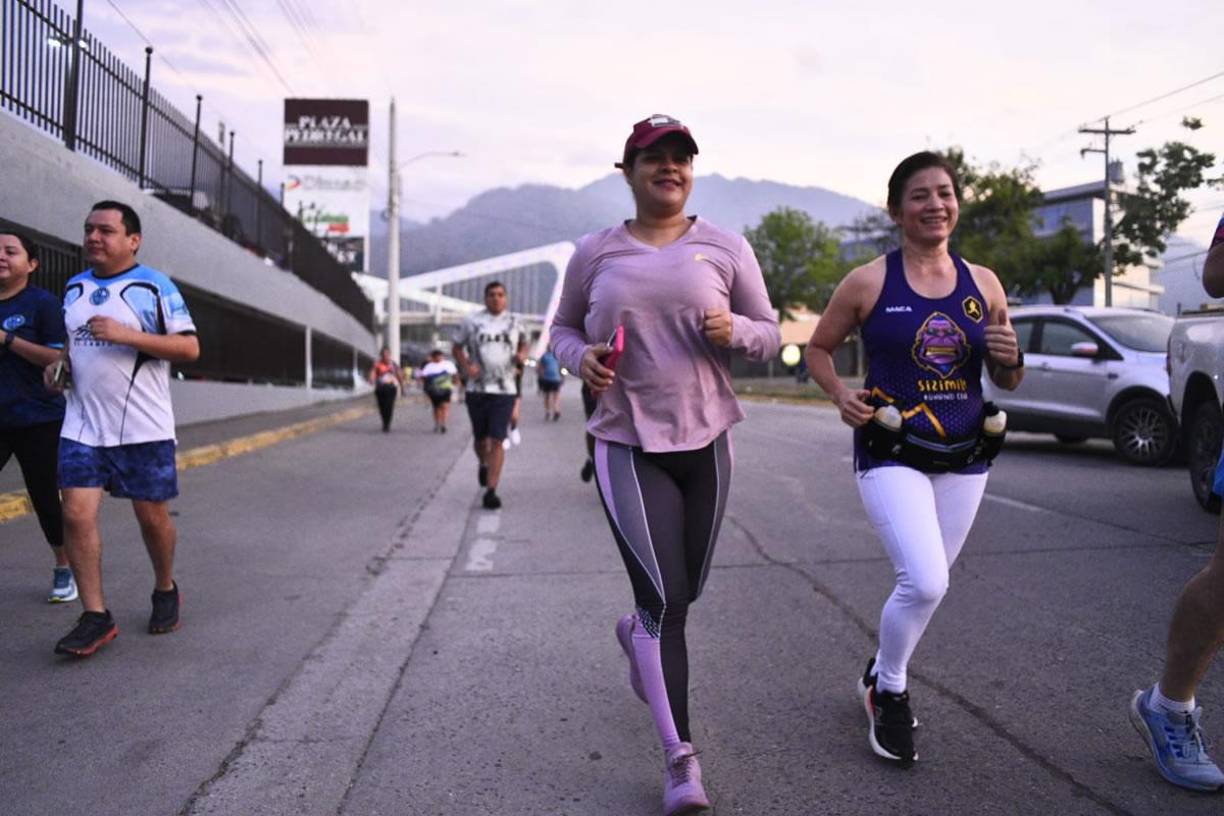 Los corredores saliron en punto de las 5.00 am desde el parqueo de Diunsa Pedregal.