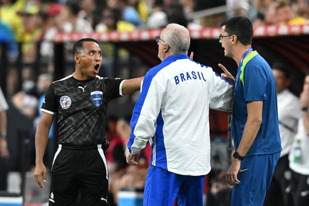 El salvadoreño Iván Barton se enfadó mucho con el entrenador de Brasil, Dorival Júnior.