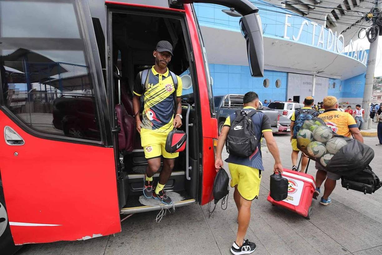 Así fue la llegada del plantel del Génesis al estadio Nacional Chelato Uclés dos horas y media antes del partido.