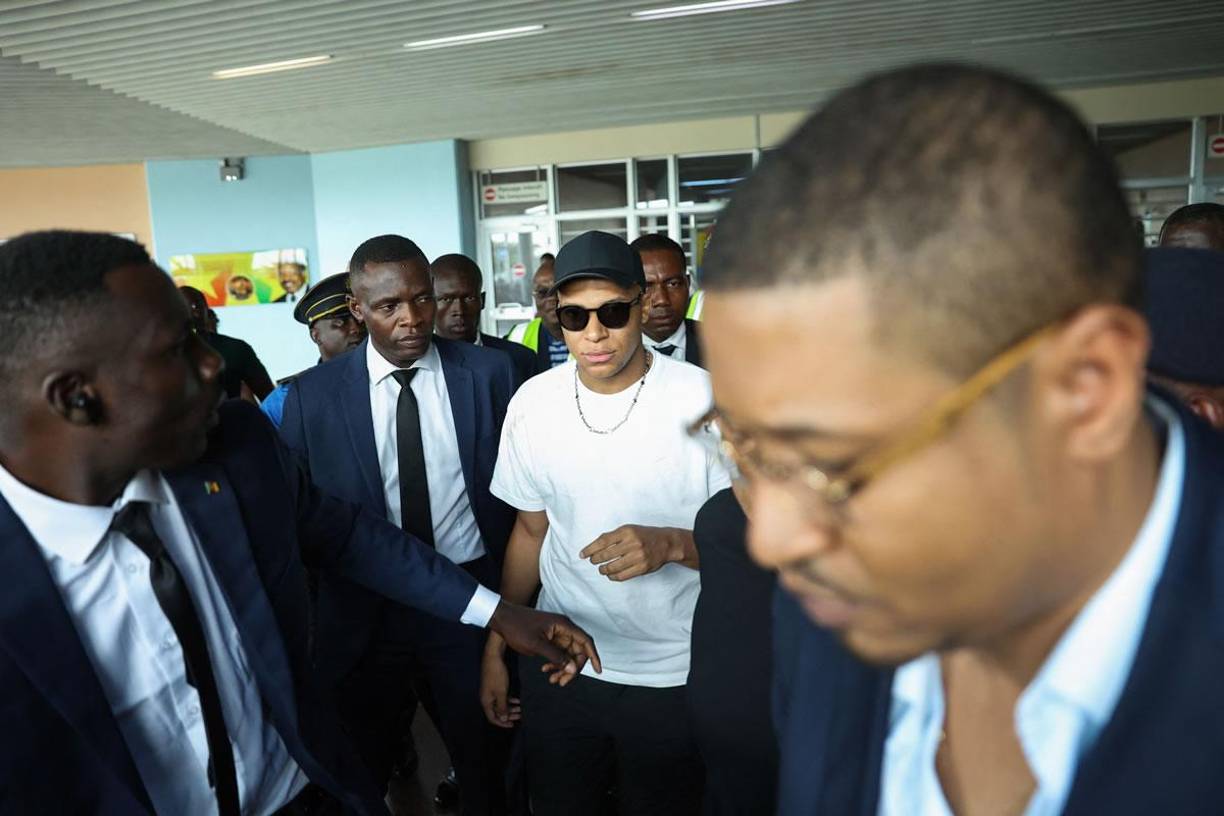 Unas 400 personas, entre curiosos y fans, que lucían en gran número la camiseta del PSG, recibieron al futbolista en la estación del aeropuerto de Yaundé, la capital del país.