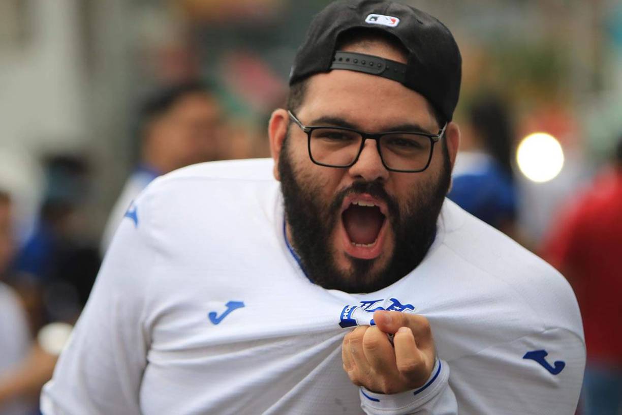 Este hincha hondureño gritó desde antes los goles de la Selección de Honduras ante Cuba.
