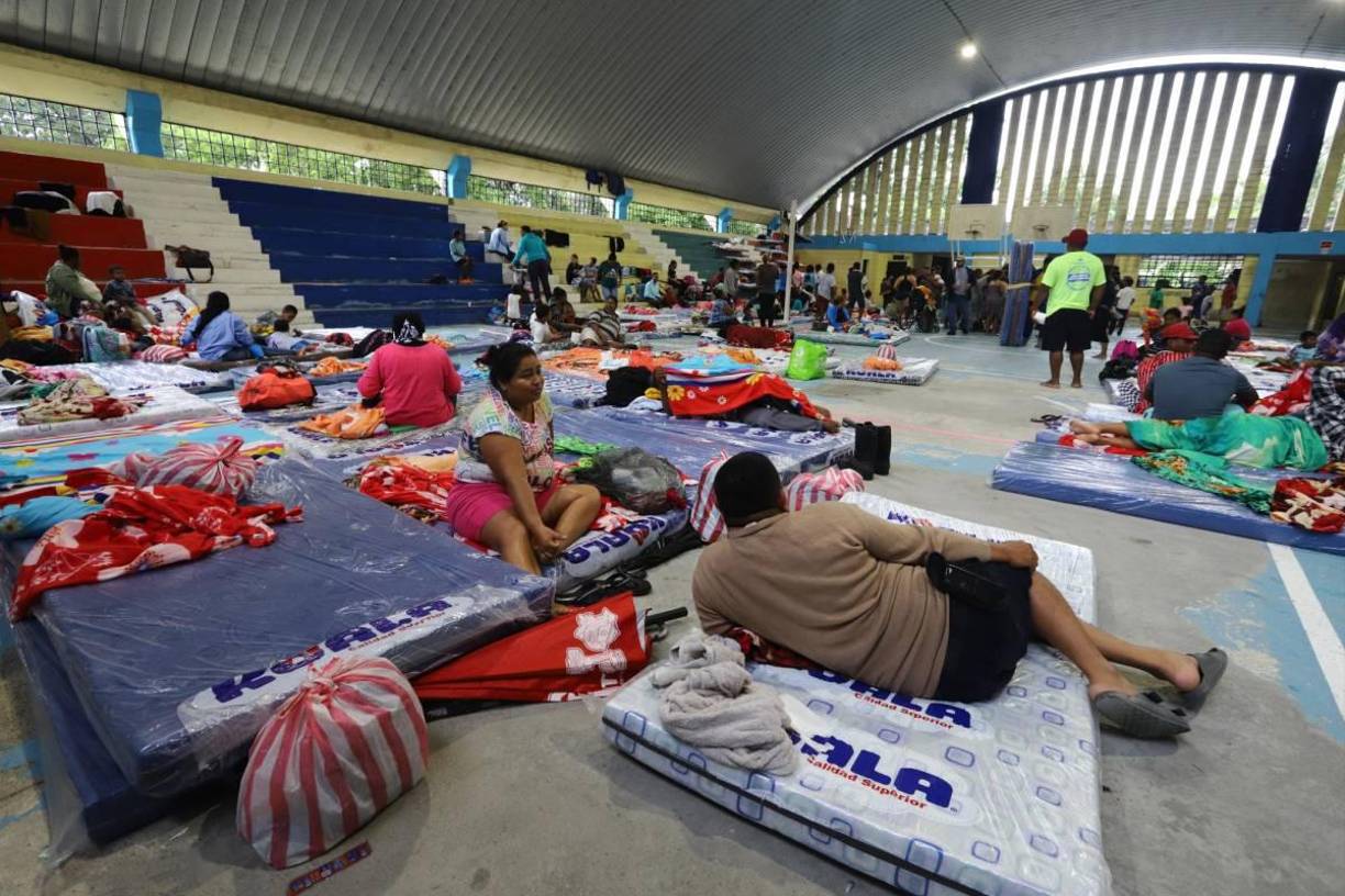 Unas 35,000 personas, que resultaron afectadas por la tormenta Sara en el litoral Caribe hace aproximadamente siete días, aún no se recuperan completamente y ya se preparan para tomar precauciones ante nuevas inundaciones, debido a que residen en zonas vulnerables.