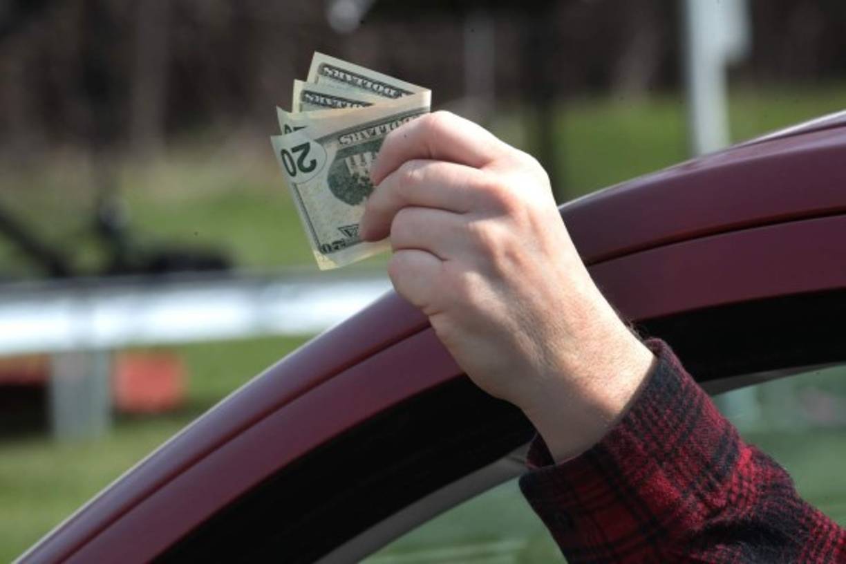 Los fieles no dejaron de entregar sus ofrendas en este domingo de Resurrección.