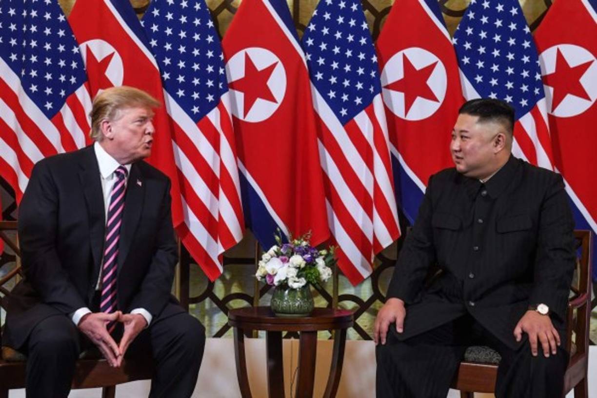 'Estoy seguro de que (la cumbre) tendrá un buen resultado (...). Espero que podamos cosechar los grandes logros que la gente espera', aseguró Kim, sentado a la izquierda de Trump.<br/>