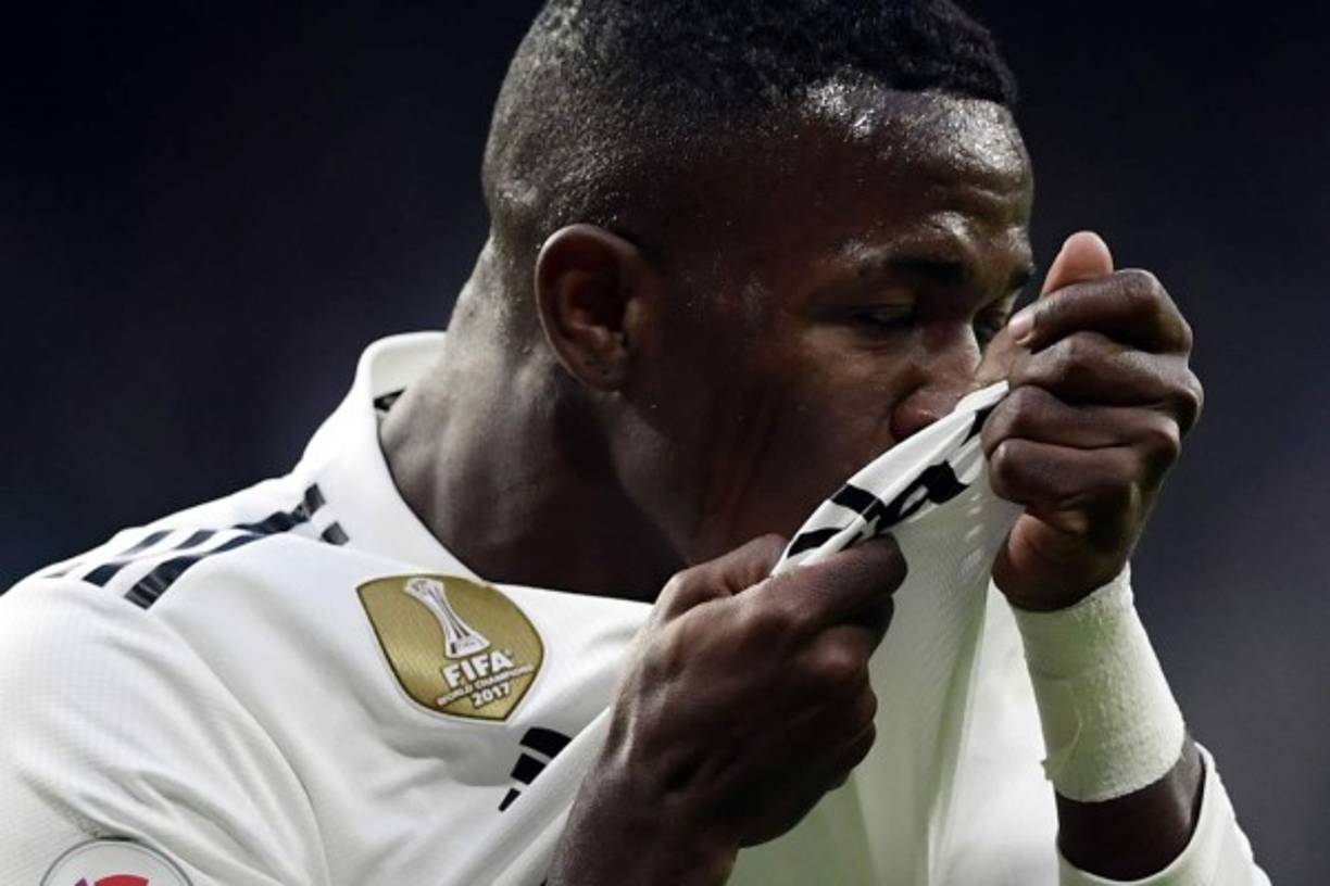 El beso de Vinicius al escudo del Real Madrid. Foto AFP