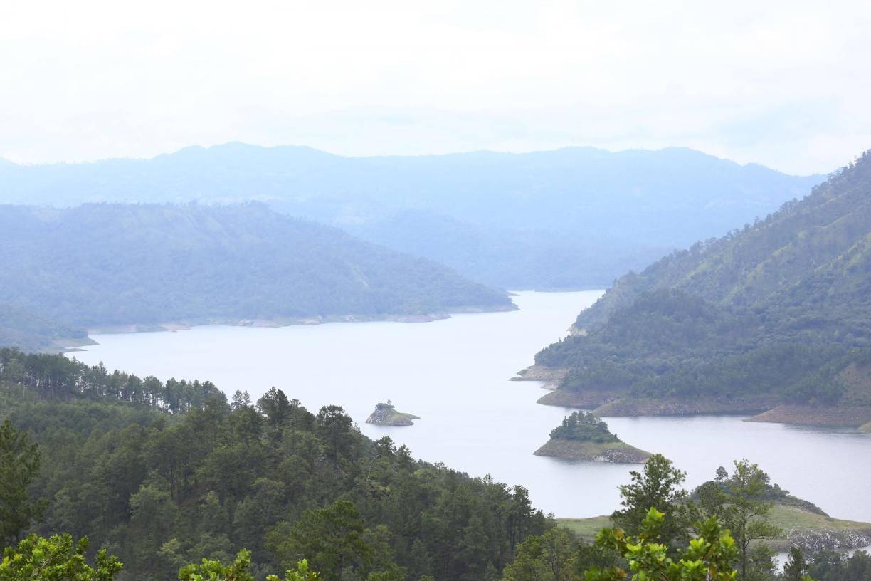 De lado izquierdo, es La Libertad, al fondo es Ojos de Agua y a la derecha Meámbar, los tres son municipios de Comayagua y sus cuencas nutren al río Comayagua (Humuya) que alimenta junto al río Sulaco de Yoro el embalse de la central hidroeléctrica Francisco Morazán, mejor conocida como El Cajón.