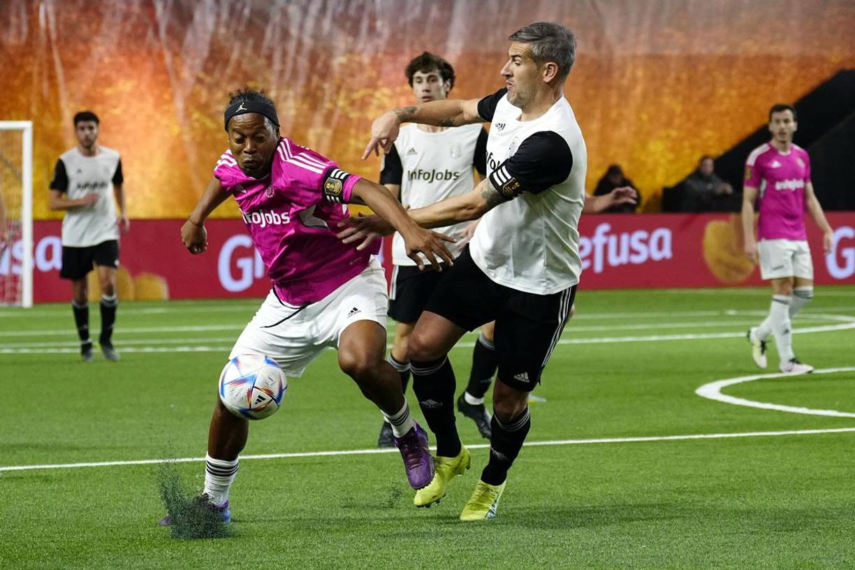 En el terreno de juego, el brasileño se reencontró con un viejo conocido de la Liga Española, Alberto Lopo, el ex del Deportivo La Coruña, el Getafe y el Espanyol, quien fue el encargado de defender a Ronaldinho.